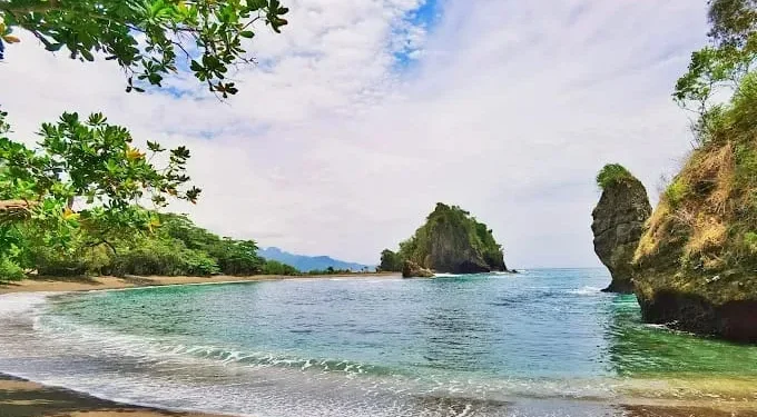 Pesona keindahan alam Pantai Licin, bak surga tersembunyi di Malang Selatan. /Foto: Google Review/Antonio