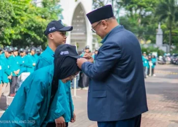 Rektor Unisma Prof Junaidi saat melepas para peserta KSM Unisma. Foto: Unisma