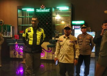 Petugas Satpol PP saat sidak tempat hiburan malam di Kota Batu, wajib tutup selama ramadan. Foto: Dok.