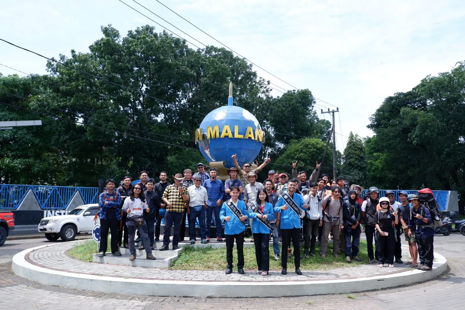 Pelepasan tim pemasangan PLTS ke Ranu Kumbolo. (Foto/dok. ITN Malang)