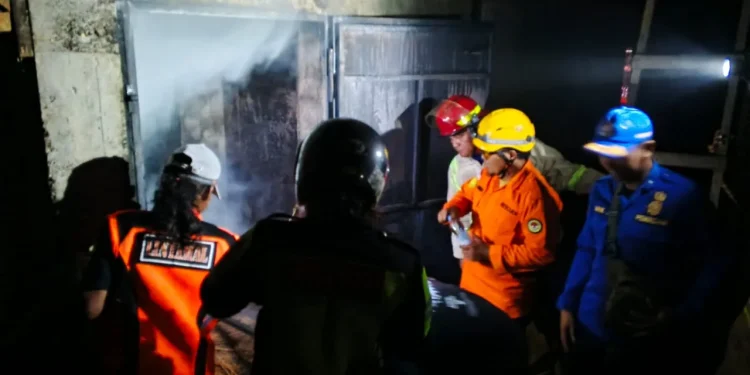 Petugas memadamkan api di pabrik tusuk sate di Wajak. Foto: Damkar Kabupaten Malang