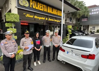 Satlantas Polresta Malang Kota menindak pengemudi mobil BMW berplat tak senonoh. (Foto/M Sholeh)