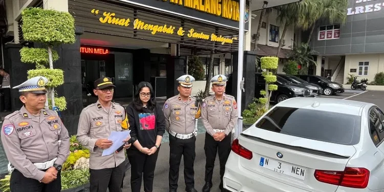 Satlantas Polresta Malang Kota menindak pengemudi mobil BMW berplat tak senonoh. (Foto/M Sholeh)