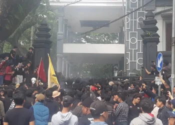 Massa aksi merangsek masuk ke halaman Gedung DPRD Kota Malang. (Foto/M Sholeh)