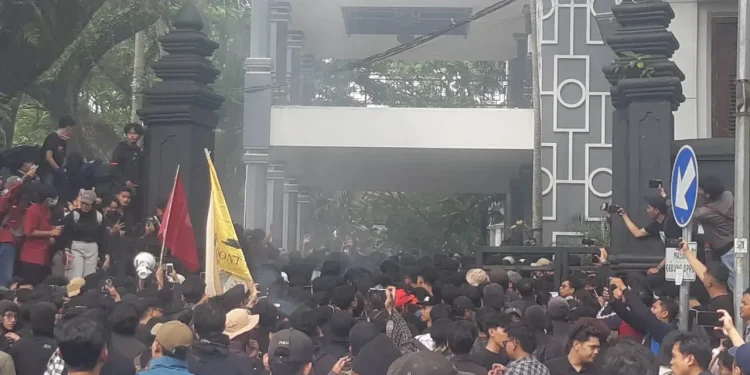 Massa aksi merangsek masuk ke halaman Gedung DPRD Kota Malang. (Foto/M Sholeh)