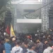 Massa aksi merangsek masuk ke halaman Gedung DPRD Kota Malang. (Foto/M Sholeh)
