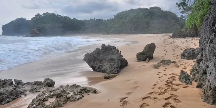 Pesona Pantai Tunggul Mbubuk Malang./Foto: Facebook Pantai Tunggul Mbubuk