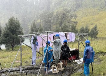 Proses pemasangan PLTS karya ITN Malang di Ranu Kumbolo. (Foto/dok.)