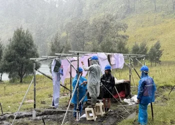 Proses pemasangan PLTS karya ITN Malang di Ranu Kumbolo. (Foto/dok.)