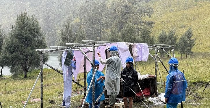 Proses pemasangan PLTS karya ITN Malang di Ranu Kumbolo. (Foto/dok.)