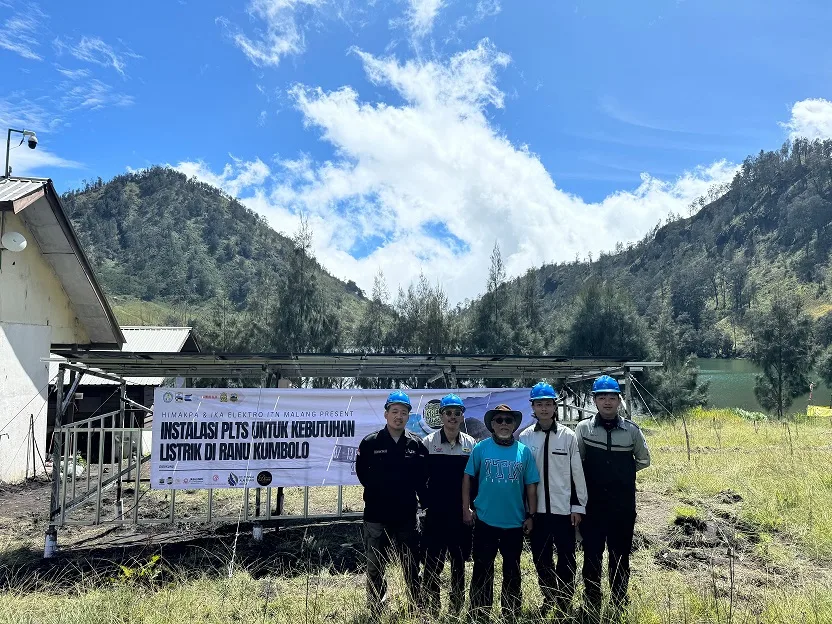 Proses pemasangan PLTS karya ITN Malang di Ranu Kumbolo. (Foto/dok.)