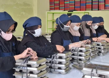 Pekerja di dapur SPPG An Nur menyiapkan makanan untuk MBG. Foto: Aisyah Nawangsari Putri