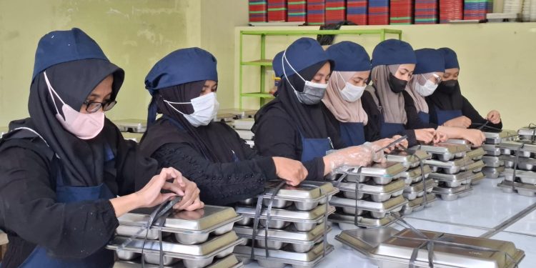 Pekerja di dapur SPPG An Nur menyiapkan makanan untuk MBG. Foto: Aisyah Nawangsari Putri