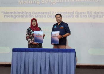 Rektor ITN Malang, Awan Uji Krismanto (kanan) dan Ketua MGBK Kabupaten Malang, Indira Ratnafuri (kiri) usai menandatangani perjanjian kerja sama. Foto: Aisyah Nawangsari Putri