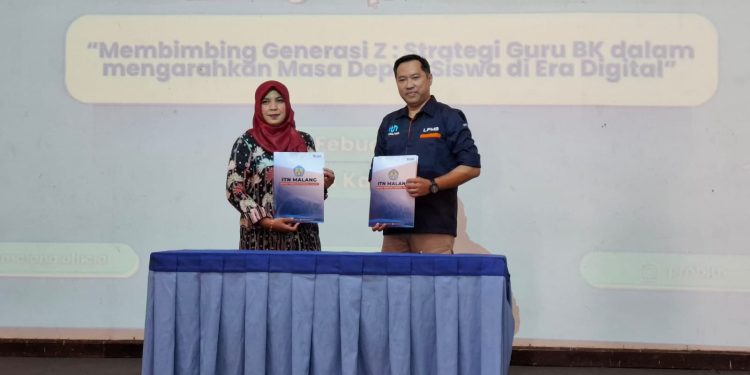 Rektor ITN Malang, Awan Uji Krismanto (kanan) dan Ketua MGBK Kabupaten Malang, Indira Ratnafuri (kiri) usai menandatangani perjanjian kerja sama. Foto: Aisyah Nawangsari Putri