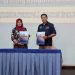 Rektor ITN Malang, Awan Uji Krismanto (kanan) dan Ketua MGBK Kabupaten Malang, Indira Ratnafuri (kiri) usai menandatangani perjanjian kerja sama. Foto: Aisyah Nawangsari Putri