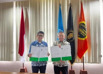 Penandatanganan PKS oleh Dekan FISIP UB Prof Anang Sujoko, S.Sos., M.Si., D.COMM (Kiri) dan Kepala BPJS Ketenagakerjaan Malang Zulkarnain Mahading. (Foto/dok.)