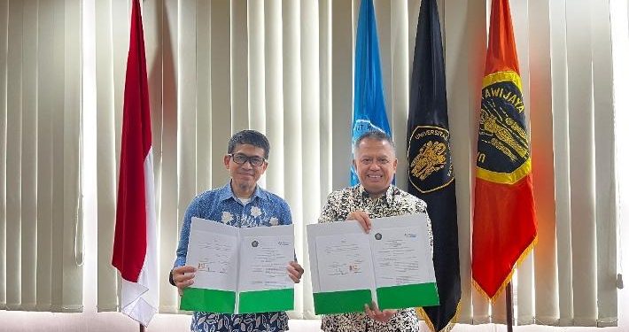 Penandatanganan PKS oleh Dekan FISIP UB Prof Anang Sujoko, S.Sos., M.Si., D.COMM (Kiri) dan Kepala BPJS Ketenagakerjaan Malang Zulkarnain Mahading. (Foto/dok.)