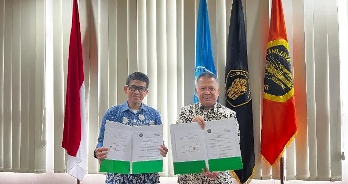 Penandatanganan PKS oleh Dekan FISIP UB Prof Anang Sujoko, S.Sos., M.Si., D.COMM (Kiri) dan Kepala BPJS Ketenagakerjaan Malang Zulkarnain Mahading. (Foto/dok.)