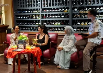Happy Salma (paling kiri) saat mengisi diskusi buku Bertemu Mutiara, Indonesia karya Rinda Puspasari. Foto: Aisyah Nawangsari Putri