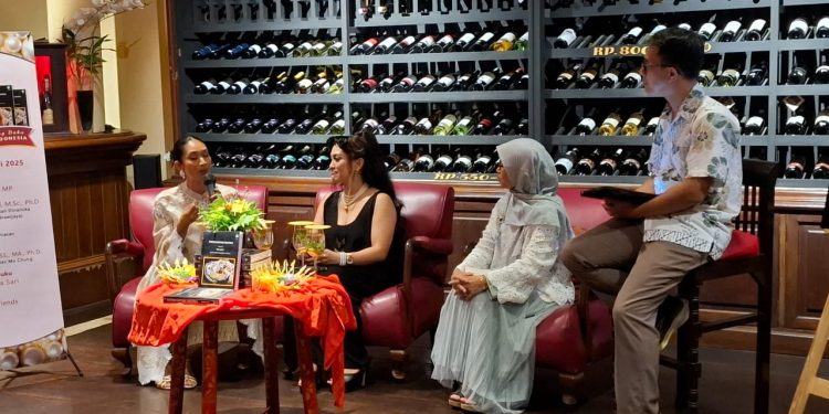 Happy Salma (paling kiri) saat mengisi diskusi buku Bertemu Mutiara, Indonesia karya Rinda Puspasari. Foto: Aisyah Nawangsari Putri