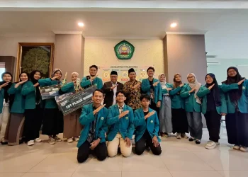 Rektor Unisma Prof Junaidi berfoto bersama para mahasiswa yang sukses memborong medali di ajang internasional YISF 2025. Foto : Azmy