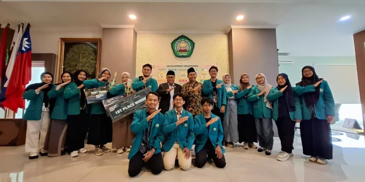 Rektor Unisma Prof Junaidi berfoto bersama para mahasiswa yang sukses memborong medali di ajang internasional YISF 2025. Foto : Azmy