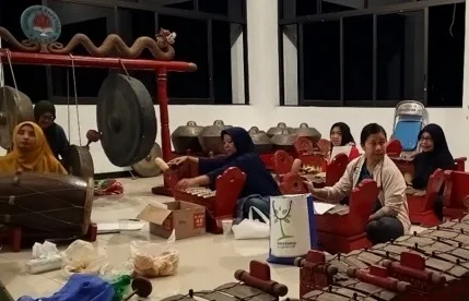 Proses latihan Swara Pertiwi di ruang gamelan UNIGA. Foto/dok