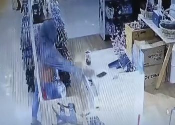 Viral, emak-emak embat ponsel.