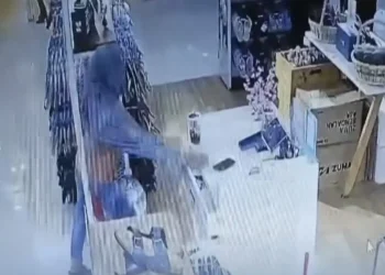 Viral, emak-emak embat ponsel.