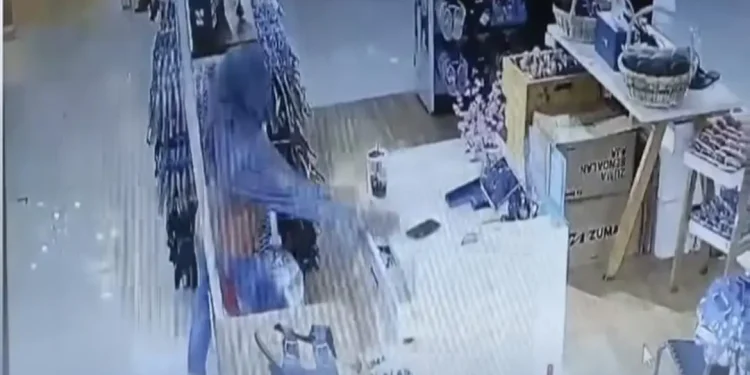 Viral, emak-emak embat ponsel.