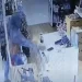Viral, emak-emak embat ponsel.