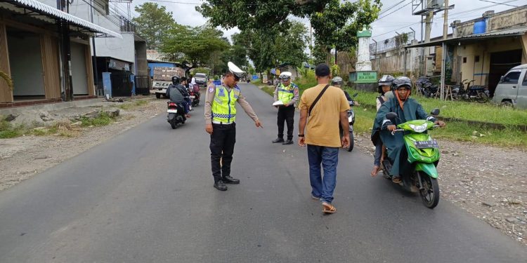 Olah TKP sepeda motor selip yang akibatkan pengendara tewas