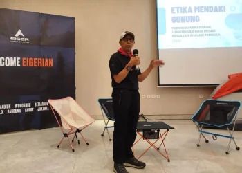 pendaki,gunung legendaris - Pendaki Legendaris Abah Bongkeng Berkaca Kaca Ceritakan Kondisi Sampah di Gunung Indonesia