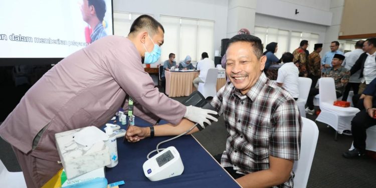 Wahyu Hidayat dan Ali Muthohirin menjalani pemeriksaan medis di Kemendagri (dok. Prokopim Setda Kota Malang)