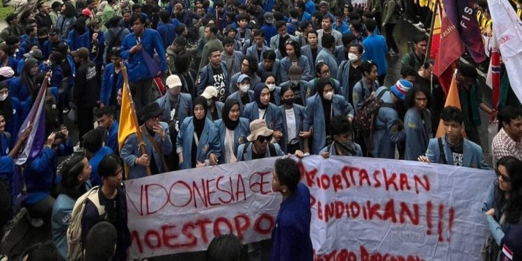 tuntutan aksi pemangkasan anggaran pendidikan.