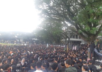 Ribuan demonstran dari berbagai elemen mahasiswa dan kampus.