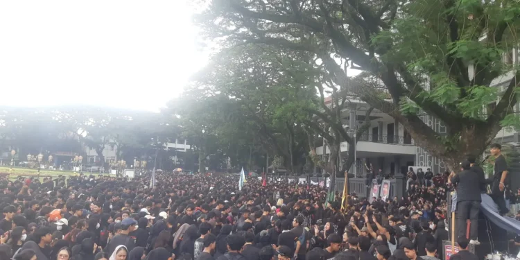 Ribuan demonstran dari berbagai elemen mahasiswa dan kampus.