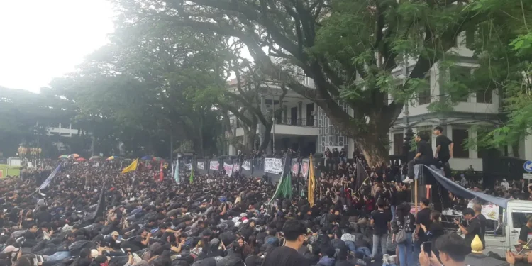 Demonstran lakukan aksi teatrikal tiarap.