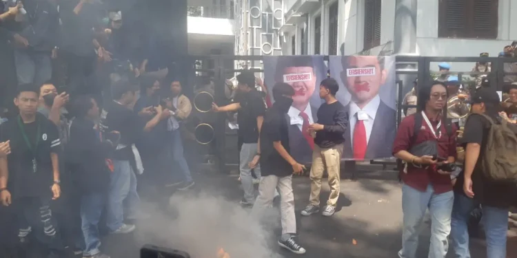 Mahasiswa bakar ban dan poster
