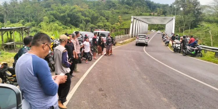 hanyut di sungai
