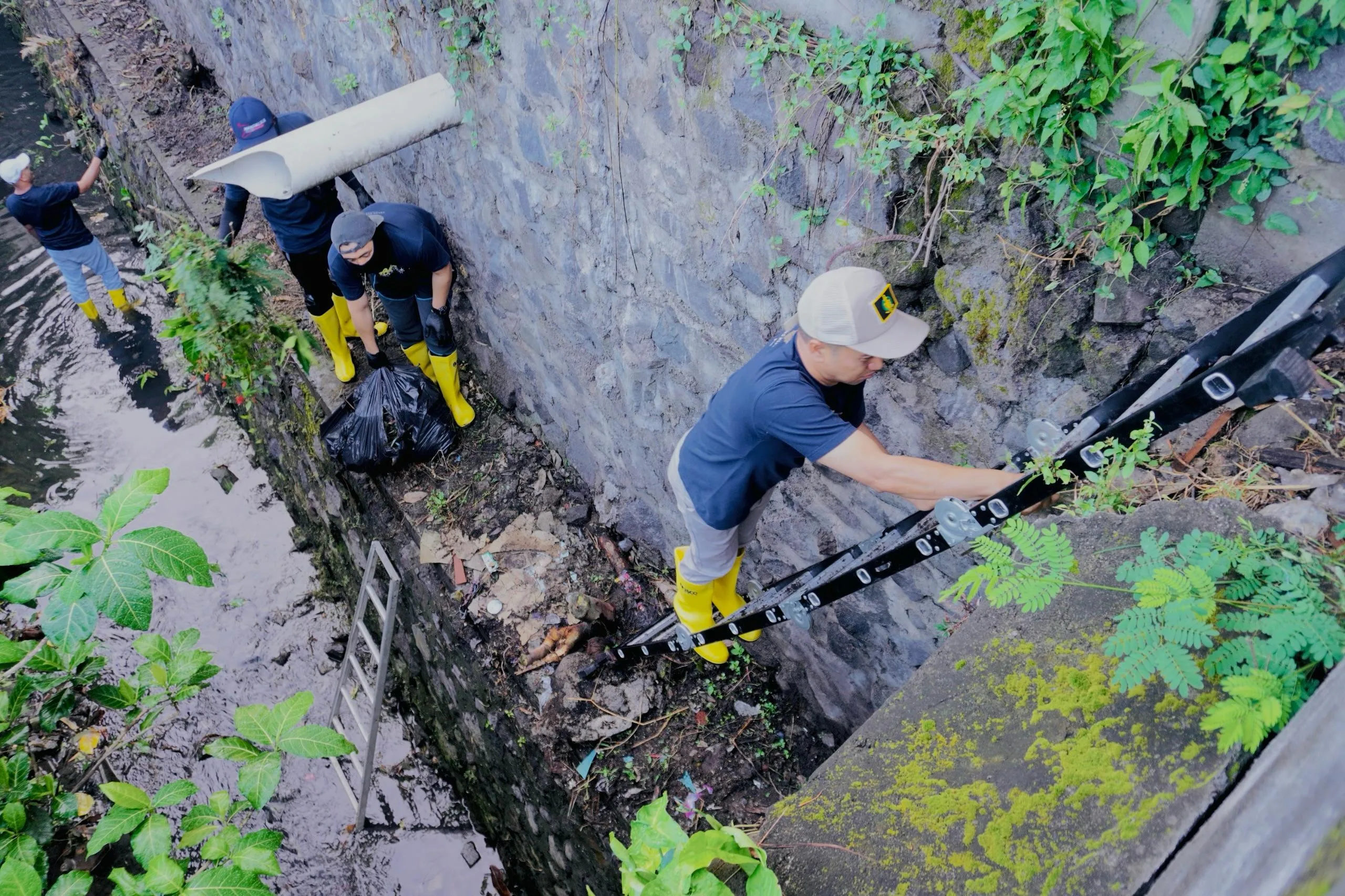 bersihkan sungai