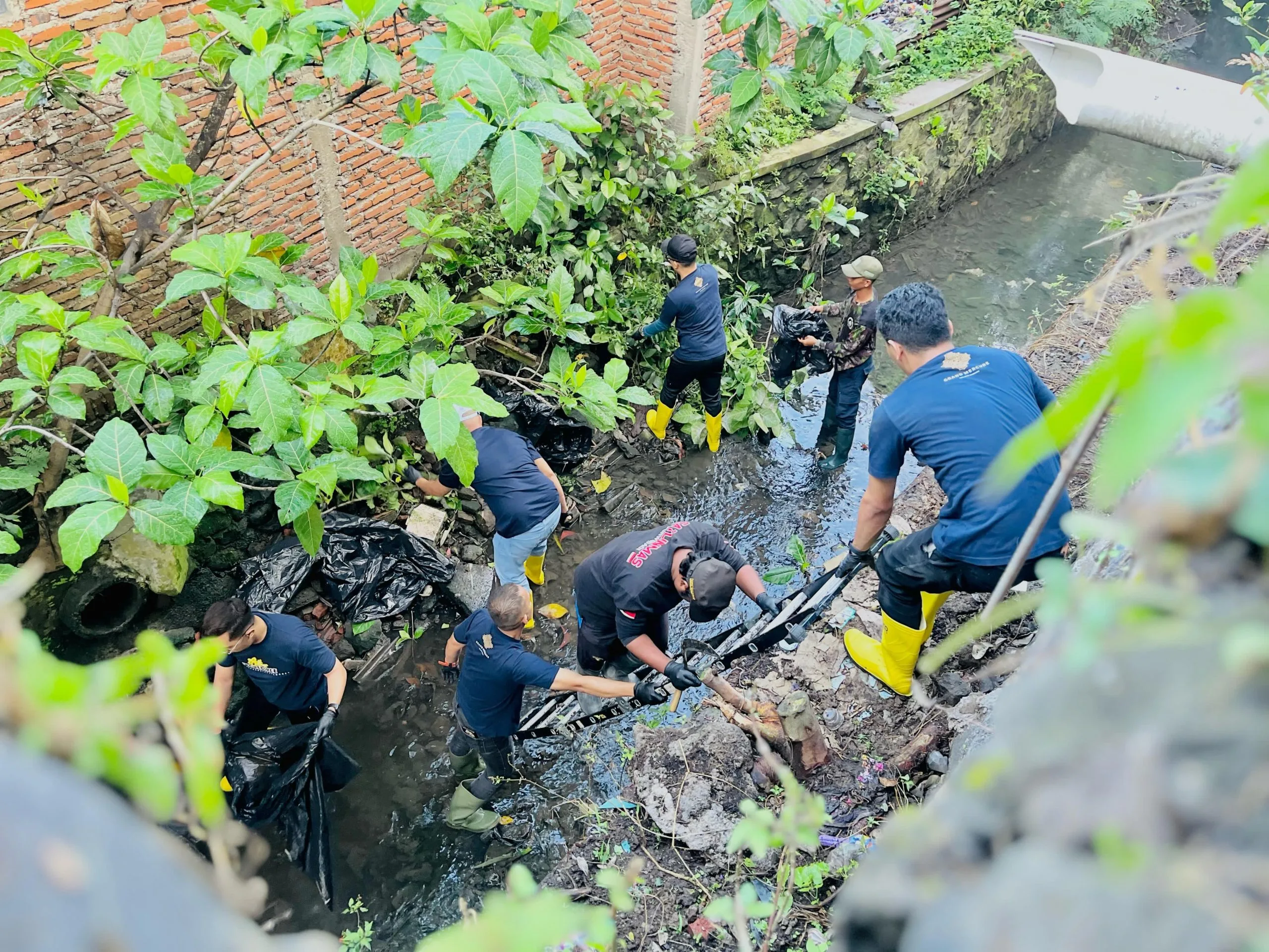 Bersihkan sungai