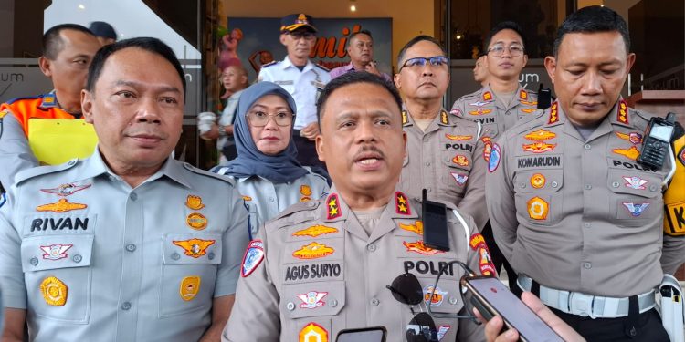 Kakorlantas Polri Irjen Pol Agus Suryonugroho saat mengecek langsung kesiapan Ops Ketupat 2025 di Kota Batu. Foto: Azmy