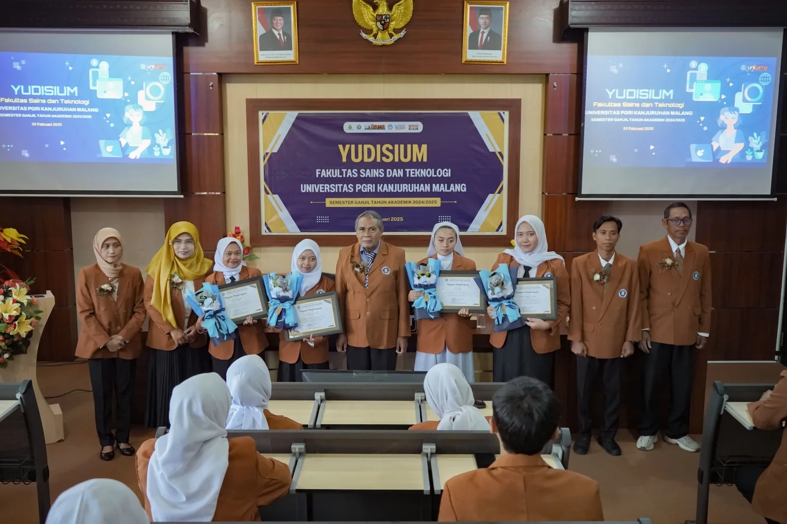 Dekan bersama para peserta yudisium.