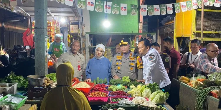 Wakil Wali Kota Malang, Ali Muthohirin bersama Forkopimda melakukan sidak pasar untuk mengantisipasi gejolak harga dan stok sembako saat Ramadan (Sinta Ayudiya)