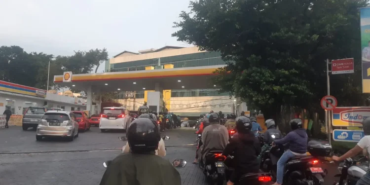 Kepadatan antrean pengendara di SPBU swasta di Kota Malang (M Sholeh)