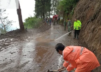 Petugas membersihkan material longsor di jalur menuju Bromo. Foto: BPBD Kabupaten Malang