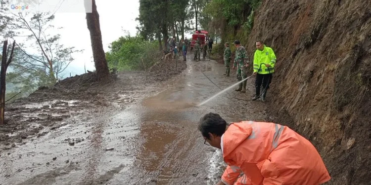 Petugas membersihkan material longsor di jalur menuju Bromo. Foto: BPBD Kabupaten Malang