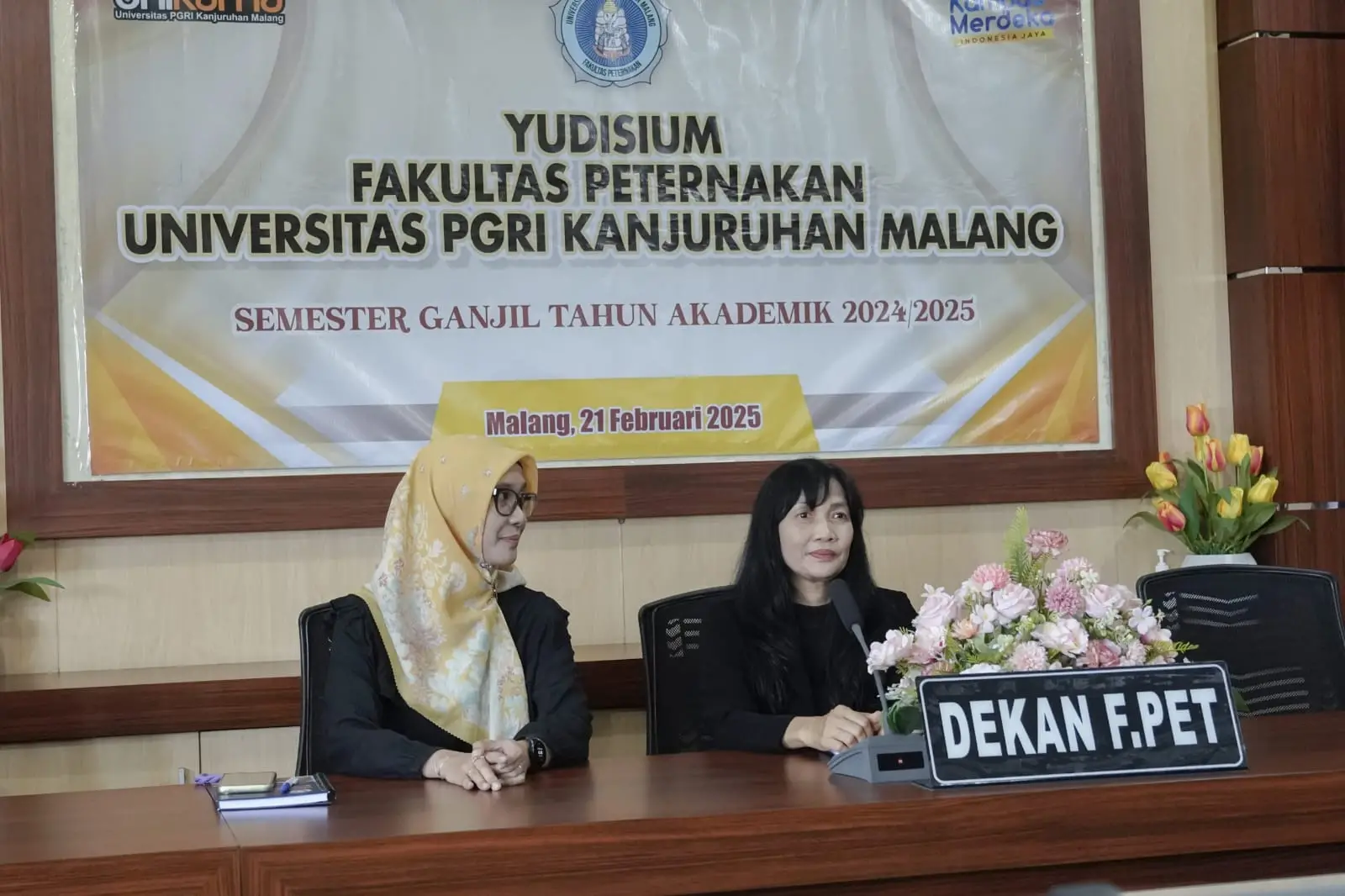 Sambutan Dekan Fakultas Peternakan Unikama, Dr. Ir. Aju Tjatur Nugroho Krisnaningsih, MP, IPM (kanan) memberi selamat dan menyampaikan rasa bangga atas perjuangan para lulusan di acara Yudisium Semester Ganjil 2024/2025. /Foto: Dok. Unikama.